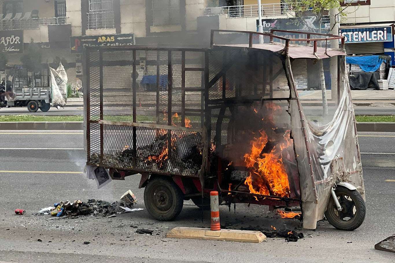 Aracına ceza yazılan karton toplayıcısı, motorunu ateşe verdi Aracına ceza yazılan karton toplayıcısı, motorunu ateşe verdi
